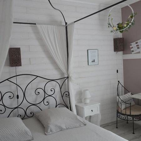 Au Coeur Du Bien Etre, Chambre D'Hotes Avec Piscine Chauffee Et Couverte, Spa, Sauna, Massages Monteaux Exterior foto